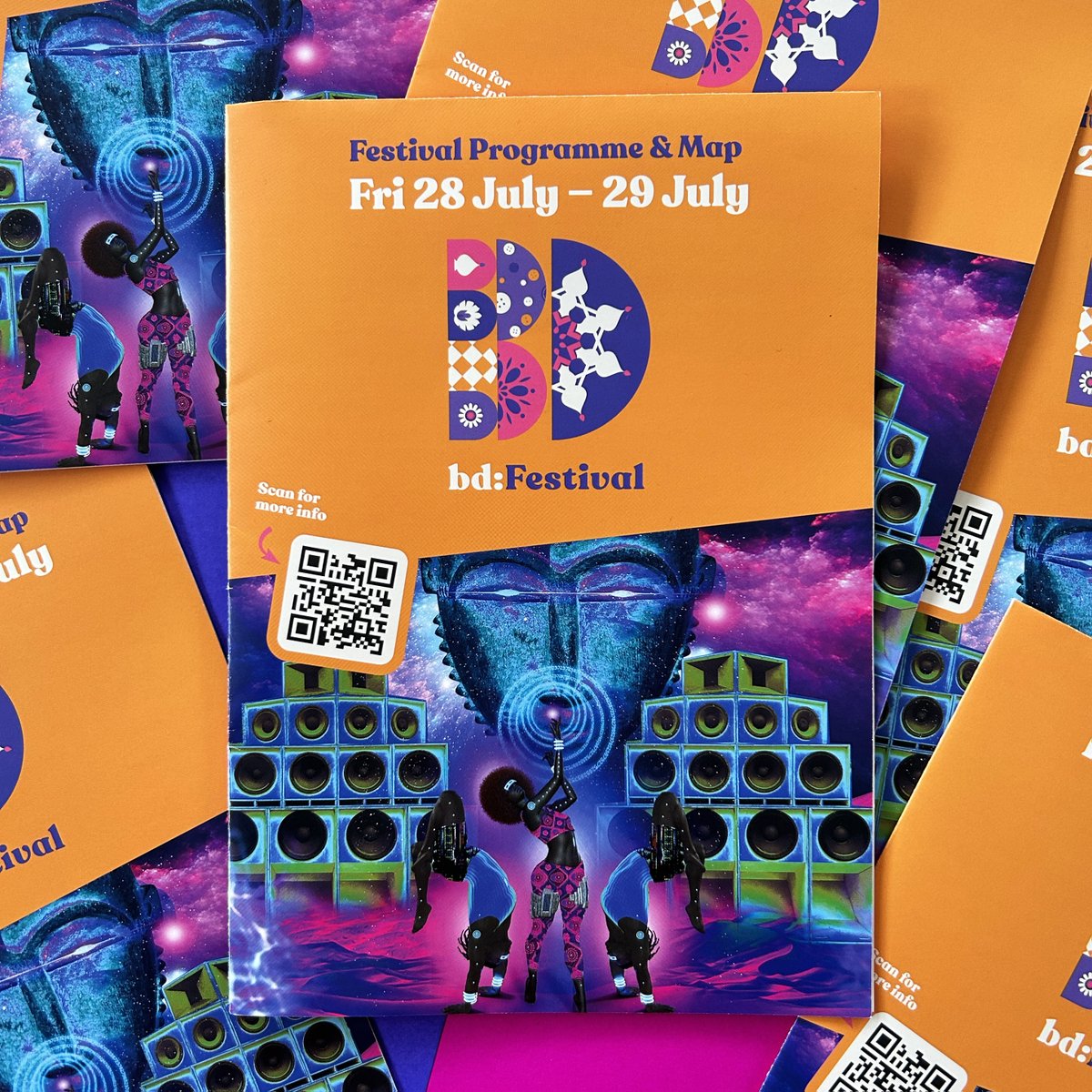 HowDoYorkshire's tweet photo. The #HowDoTeam are 'owt spreading the good word about @bdfestivalie (despite the showers! 🌧️)

This year's programme is packed with arts, music and dance - not one to be missed! 

#Bradford #Festival https://t.co/qCpztX4vwX