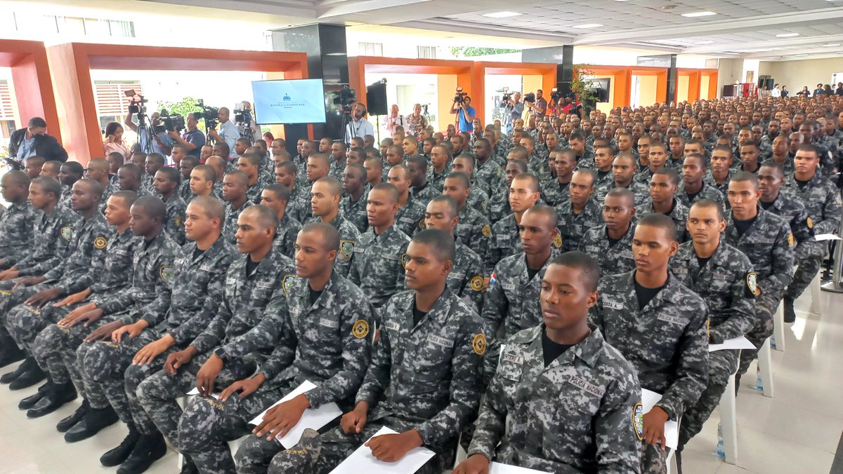 Ya tenemos 1110 agentes policiales que finalizan los cursos complementarios desarrollados por la Comisión Técnica Educativa para la Reestructuración del Sistema Educativo de la <a href="/PoliciaRD/">Policía Nacional República Dominicana</a> #TransformaciónpolicialRD