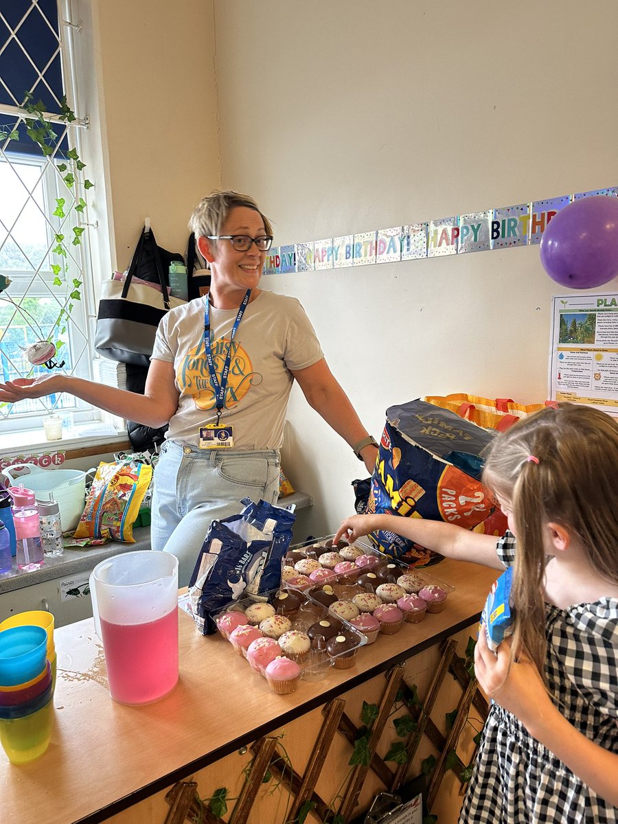 stjosephskly's tweet photo. A massive Happy Birthday to Mrs Higgins, Apple class love you! Thank you for all the yummy treats you brought in for us to celebrate 💕🎉🥳 #AppleClass #weareaclassfamily https://t.co/jmLO8YU7tH