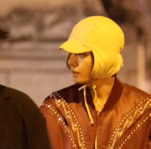 taenniefacts's tweet photo. Taehyung wearing the same foundrae necklace, we got his autograph, he walked with his manager, Jennie posting her same fit plus we got a video of them walking together, there is no more proof we need to give ya'll. If you wanna be delulu then be delulu Taennie is real. https://t.co/8RWdmtRKi5