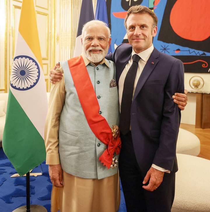 REAL___HINDUVT's tweet photo. देश के यशस्वी प्रधानमंत्री आदरणीय श्री Narendra Modi जी को फ्रांस के सर्वोच्च नागरिक सम्मान “The Grand Cross of the Legion of Honor” से सम्मानित किया जाना समस्त सनातनियो के लिए गौरवशाली क्षण है, प्रधानमंत्री मोदी जी यह सम्मान प्राप्त करने वाले देश के प्रथम प्रधानमंत्री हैं। https://t.co/xRuDM4j4Na