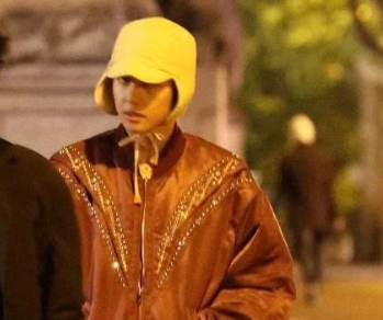 taenniefacts's tweet photo. Taehyung wearing the same foundrae necklace, we got his autograph, he walked with his manager, Jennie posting her same fit plus we got a video of them walking together, there is no more proof we need to give ya'll. If you wanna be delulu then be delulu Taennie is real. https://t.co/8RWdmtRKi5