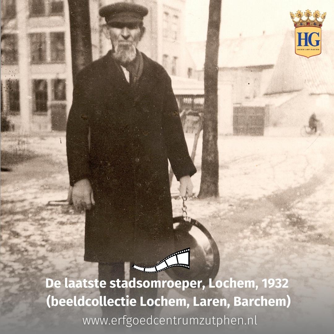 📷 De laatste stadsomroeper van Lochem, Evert Henseler met de panne. Henseler was 50 jaar omroeper (van 1882 tot 31 oktober 1932). Op deze foto (1932) staat hij in de Molenstraat voor het gebouw van Naeff. (beeldcollectie Historisch Genootschap Lochem Laren Barchem)

#erfgoed