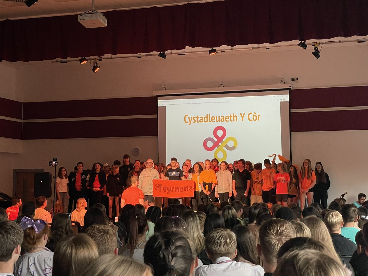 MrHermann_Daear's tweet photo. Ac i orffen.. y côr. Teyrnon yn falch iawn o’i llys yn amlwg. Da iawn bawb. #eisteddfod @TrydarGIC https://t.co/Akx4ZLGA7x
