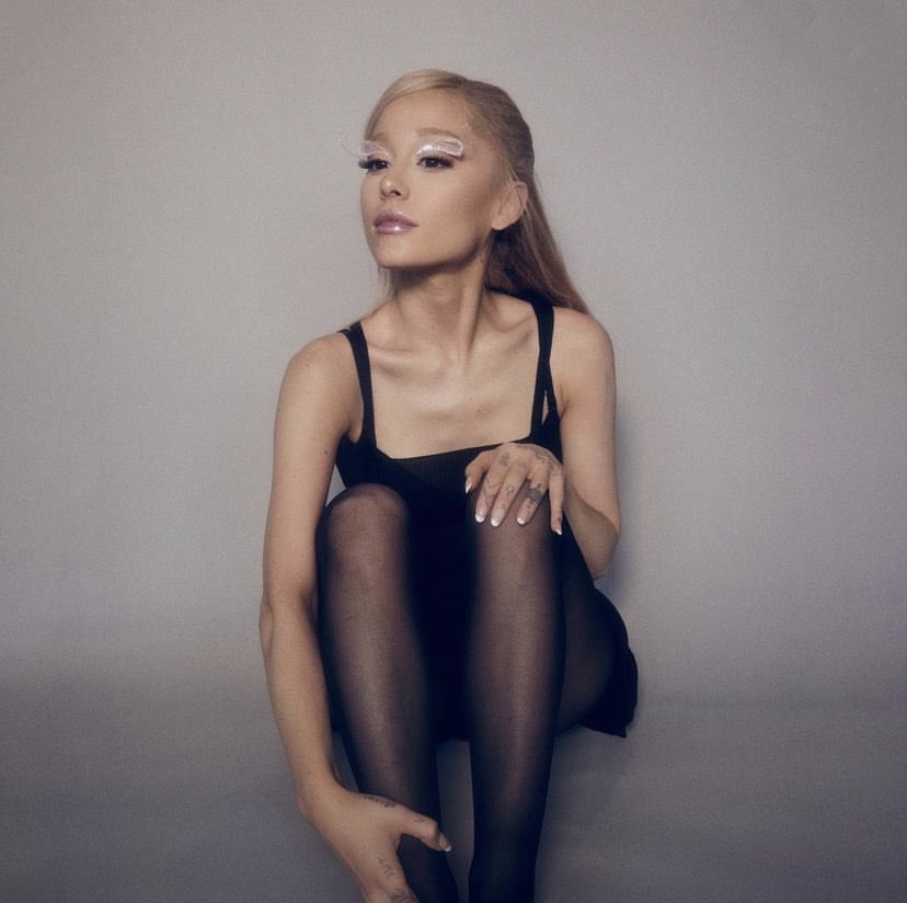 infoari's tweet photo. VENCEMOS MUITO! Ao se juntar a greve dos roteiristas, além de não poder atuar, aparentemente Ariana Grande também não poderá CANTAR. https://t.co/6XFZKVpzSz
