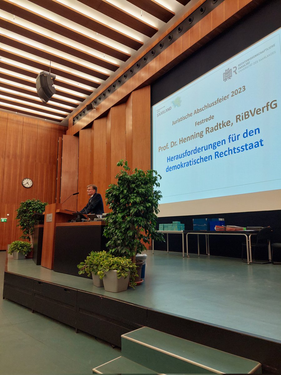 Unsere diesjährige Abschlussfeier ist in vollem Gange! Gerade hält Prof. Dr. Henning Radtke, Richter des BVerfG, seine Festrede zum Thema "Herausforderungen für den demokratischen Rechtsstaat".