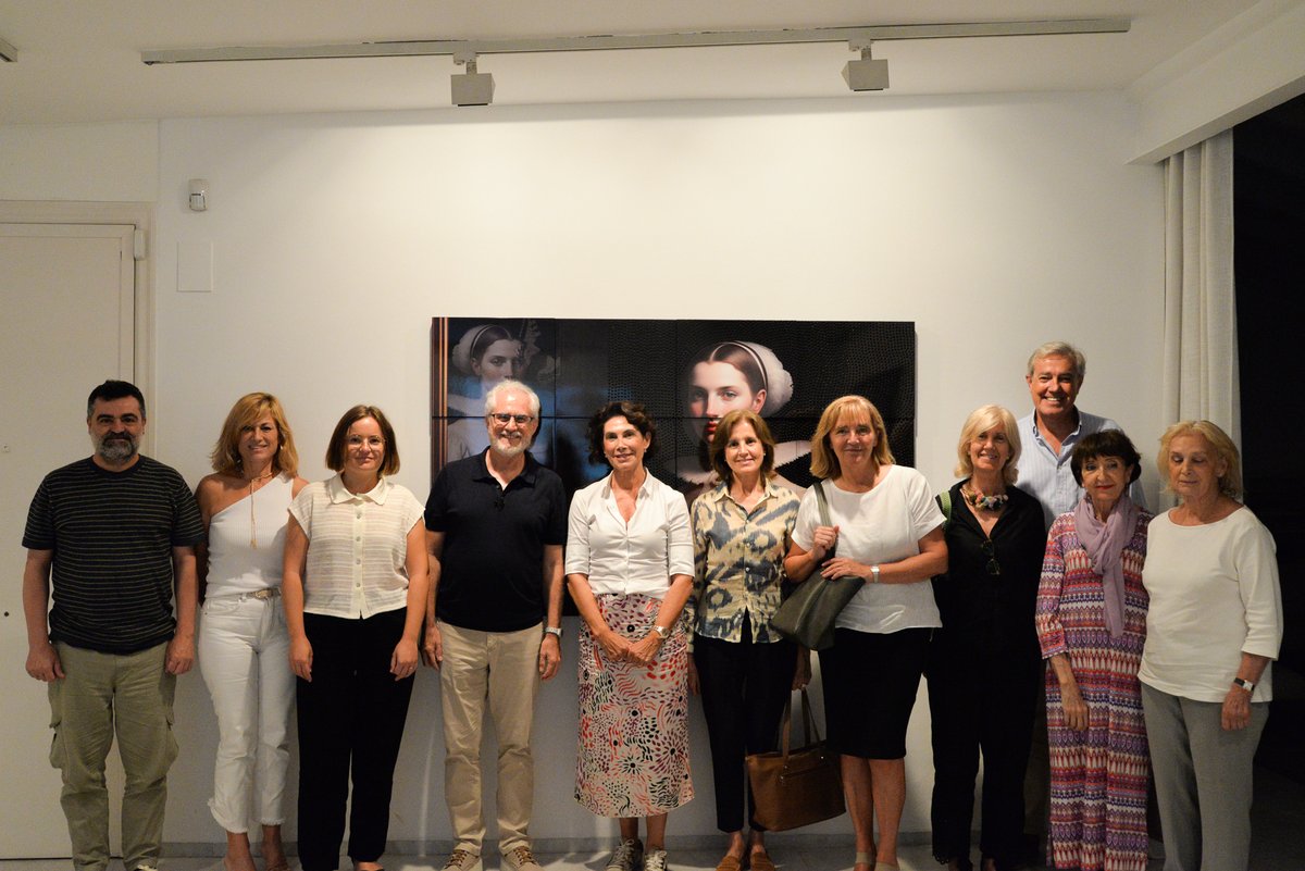 Decimos adiós al ciclo de conferencias impartidas por José Ramón Alcalá "Comprender el arte de los nuevos medios" en la Galería Ana Serratosa. 
Durante estas sesiones hemos visto el desarrollo de las artes plásticas y del mundo visual , desde sus inicios hasta la actualidad.