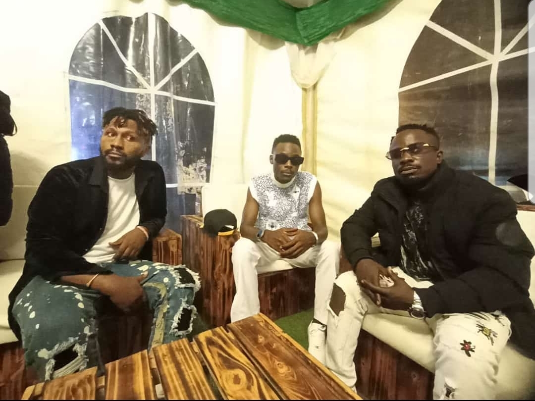 KitaraTv's tweet photo. #agaroho
Abazini basatu okuruga mubugwa izooba bwa Uganda, Selector Medotex, Ray G na Figo West nibo basagikire omuzini Diamond Plutinumz owa Tanzania mu Kangabaije ha Kisahe kya Kololo airstrip Kampala. https://t.co/gDden9P8rI