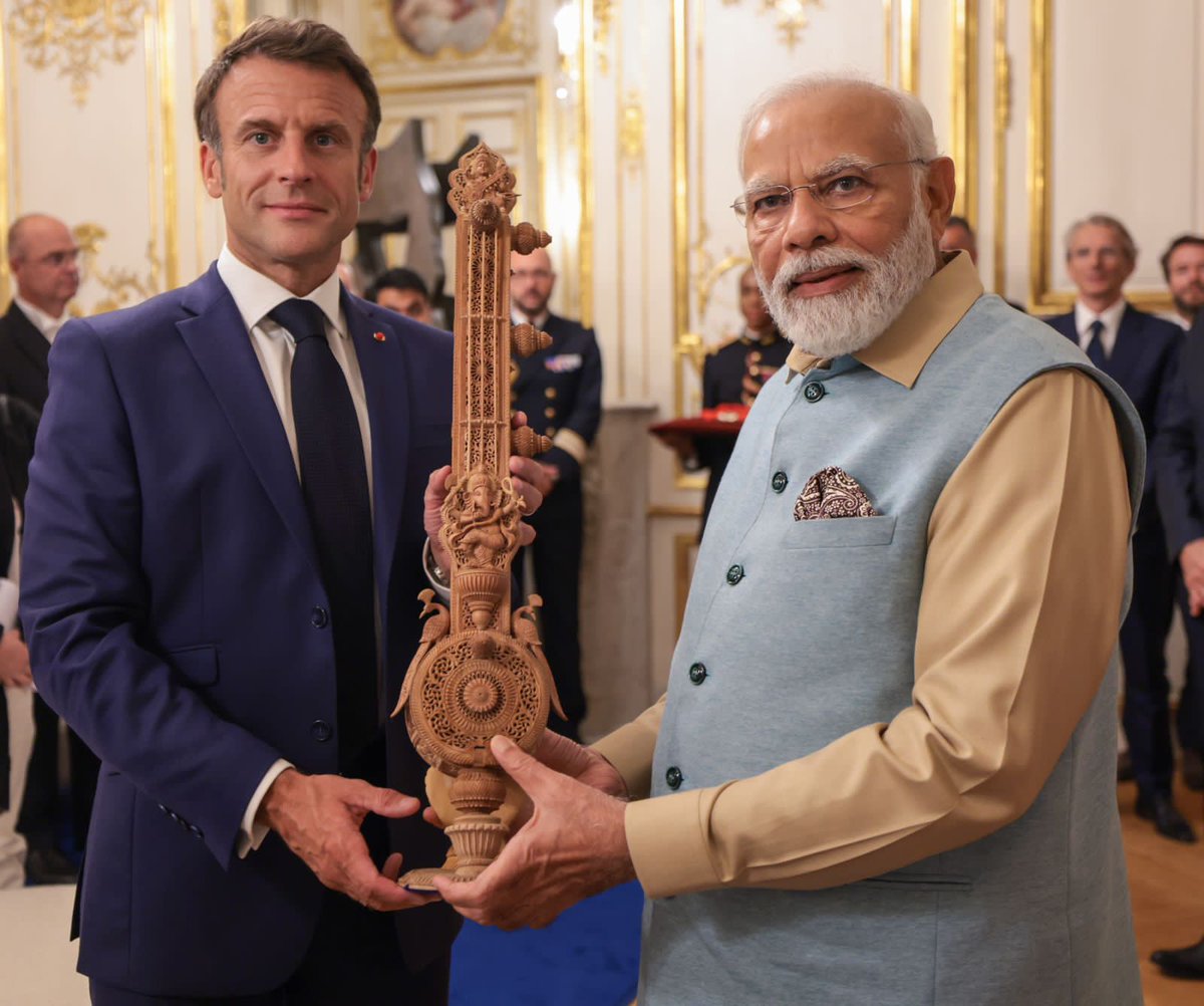 PIBHyderabad's tweet image. Prime Minister  @narendramodi gifted #Pochampally #Ikat in Sandalwood Box to France's First Lady Brigitte Macron.

Silk ikat fabric, hailing from Pochampally in #Telangana, is a mesmerizing testament to India's rich textile heritage.

@IndiaembFrance #ModiInFrance 
@MEAIndia