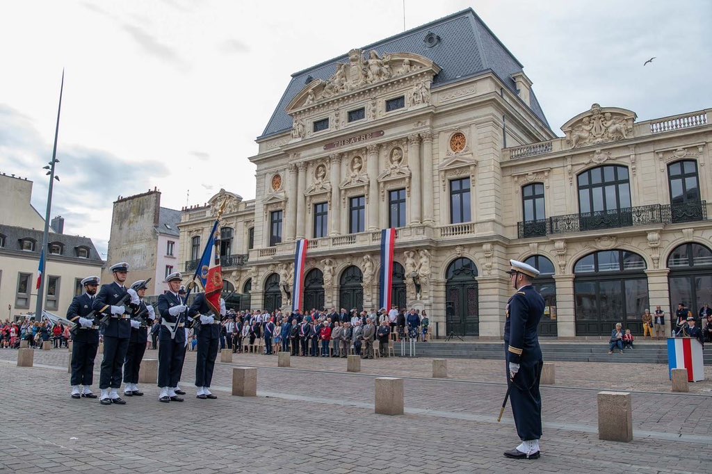 premarmanche's tweet photo. #14juillet🇫🇷  Cérémonie et défilé militaires à Cherbourg présidée par le VAE Marc Véran, préfet maritime et commandant l'arrondissement et la zone maritimes de la Manche et de la mer du Nord. Bon 14 juillet à toutes et à tous 🇫🇷 https://t.co/r6raHhB9pQ