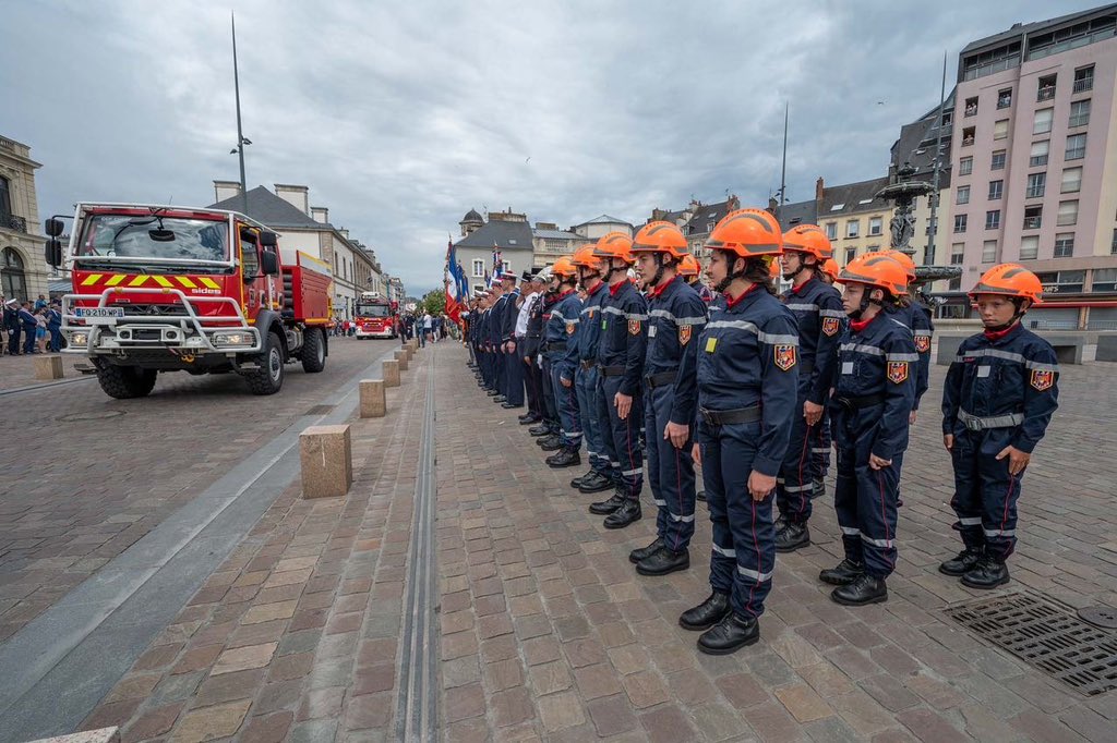 premarmanche's tweet photo. #14juillet🇫🇷  Cérémonie et défilé militaires à Cherbourg présidée par le VAE Marc Véran, préfet maritime et commandant l'arrondissement et la zone maritimes de la Manche et de la mer du Nord. Bon 14 juillet à toutes et à tous 🇫🇷 https://t.co/r6raHhB9pQ