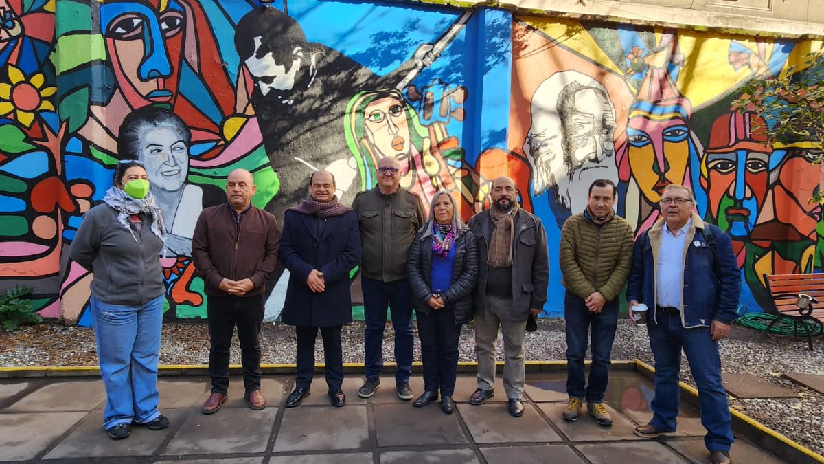 Cutchile's tweet photo. 🔴“La información entrega poder de decisión” En nuestra sede, la casa de las y los trabajadores se realizó el lanzamiento del proyecto FEP 2023 “Trabajadores y Sindicatos a la Vanguardia del Sistema Previsional”, iniciativa adjudicada por la Fundación FIEL y financiada por el Fondo para la Educación Previsional de la subsecretaría de Previsión Social. Esta iniciativa  busca incidir en el acceso a educación previsional de al menos 200.000 beneficiarios, en siete regiones, de distintos grupos de trabajadores y trabajadoras, activos o ya pensionados, con el  objetivo de que puedan tomar decisiones informadas respecto a su participación en el sistema previsional.
@david_acuna_ @PROITA @markocanales @EricCamposBonta @Barbaranowsky @joseman89299120 @SeremiTrabajoRM @OITconosur @previsionsocial @FIEL_Chile