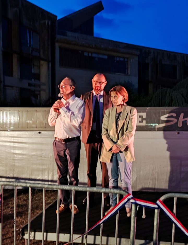 Prefet67's tweet photo. #14juillet  | La préfète du Bas-Rhin @Prefet67 s'est rendue hier soir à #Herrlisheim, accompagnée par le sous-préfet, pour saluer l'initiative du maire.  
Le feu d'artifice a été remplacé par un spectacle aquatique pour célébrer la #Fêtenationale. https://t.co/cKS4PB0l05