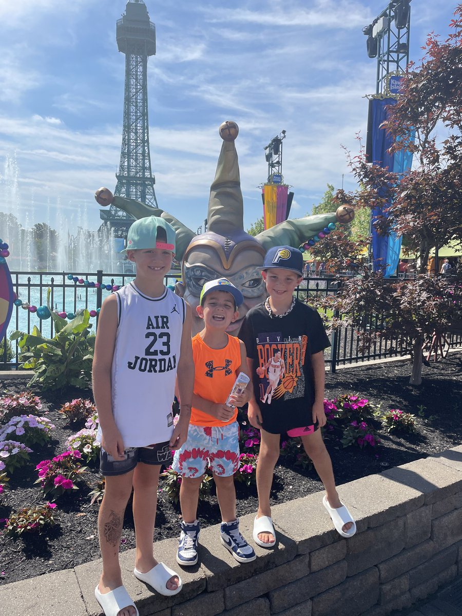 alexfrostwrites's tweet photo. The amusement park mom curled up in the coffee shop with her computer while her kids run around and sweat. That will be my parenting moment. Not kiddie land with toddlers... but they sure are cute! #kingsisland #toddlerparenting #writermoms https://t.co/kK3iH7uURt
