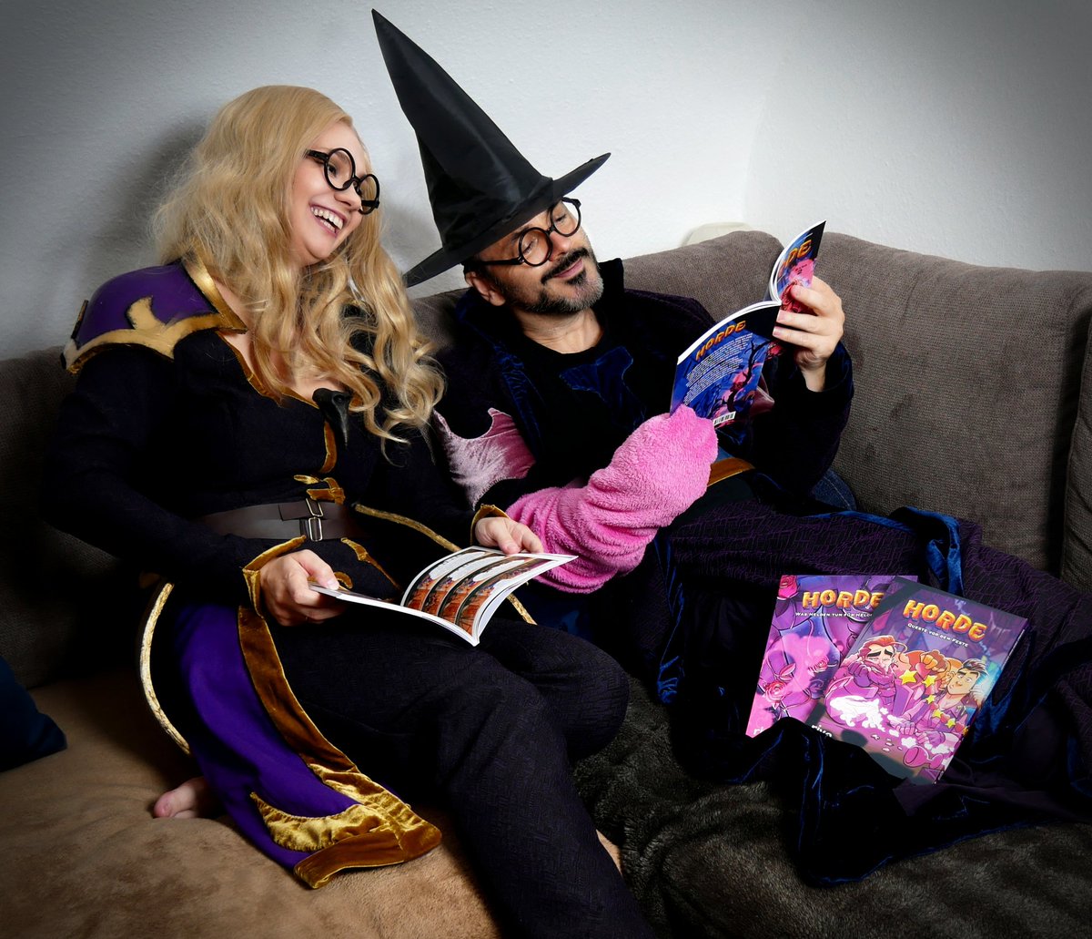 alishiaekane's tweet photo. Was anfangen mit dem Abend, da der H.O.R.D.E.-Stream ausfällt?
Willibert und Lysatrya empfehlen, die Comics (mehrfach) zu lesen🤓
Und wir wünschen dem lieben @Gronkh gute Besserung 🌺
#wildehorde #horde2 #hordecomic #horde
H.O.R.D.E.-Charaktere von @PhunkRoyaI und @xPandorya https://t.co/92dsJqW91S