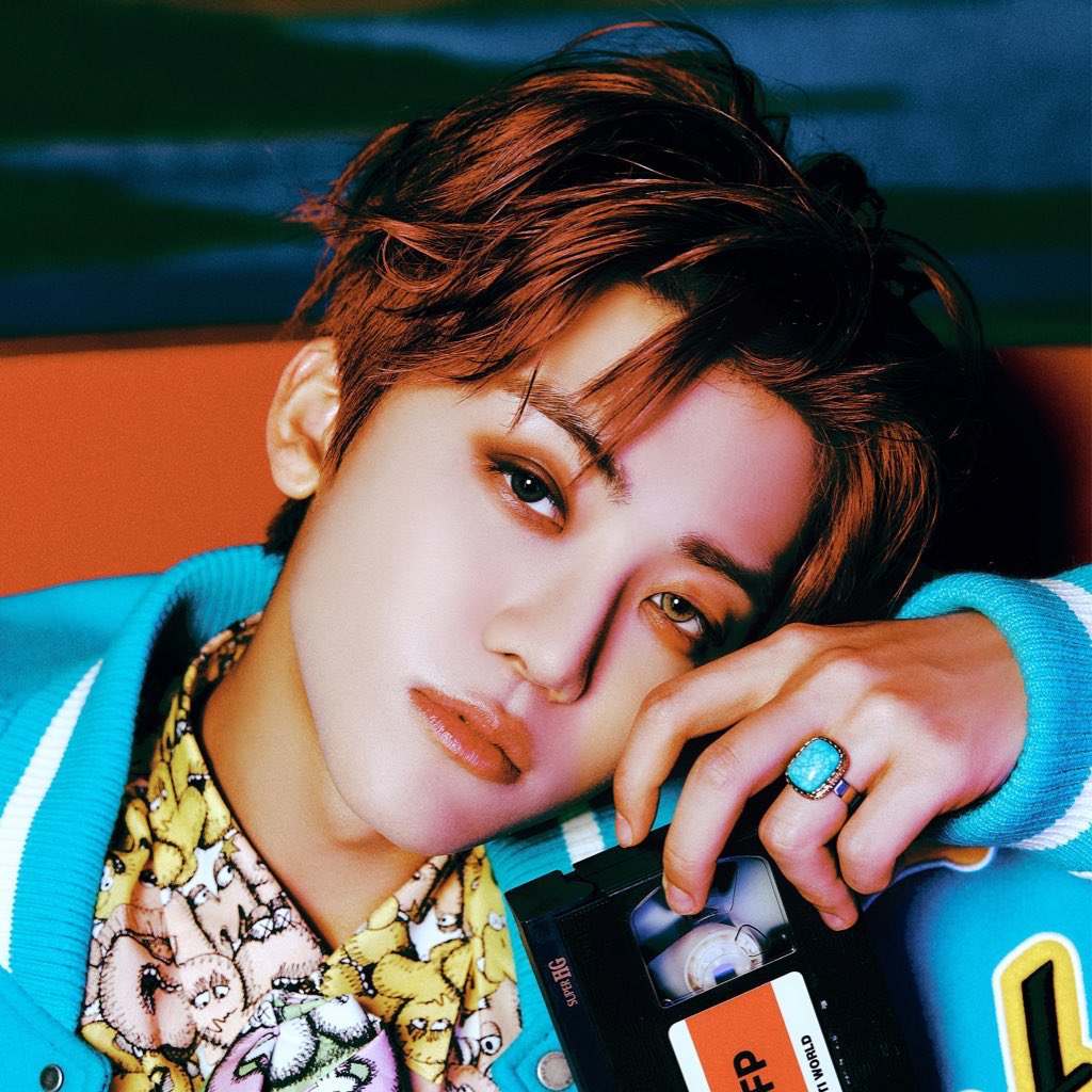 이게 아이돌이라고
아이돌은 이런거라고.
어떤 패턴과 색상조합의 옷을 입혀놔도
얼굴만 보이는.이런사진이.
아이돌이 뭔지 보여주는거라고