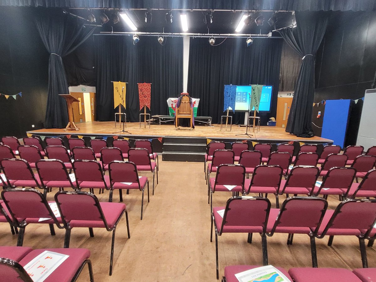 cymraeg_hhs's tweet photo. Y theatr yn barod am ein Heisteddfod ar ddydd Llun
 💛❤️💙💚
The theatre ready for our Eisteddfod on Monday. 

Pwy fydd yn ennill y gadair tybed? @HawthornHighSch @CSCSiarterIaith @MissJProsser https://t.co/Q3GCyXlAH4