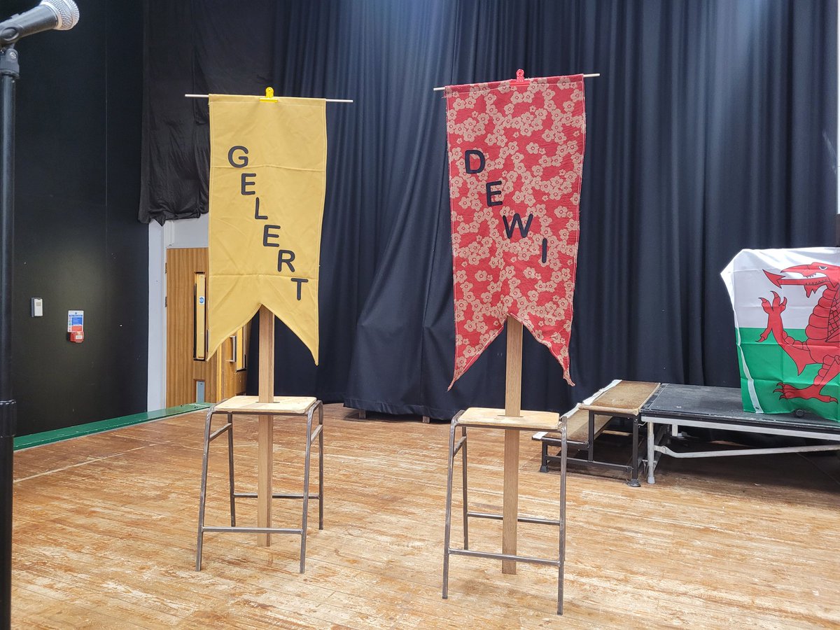 cymraeg_hhs's tweet photo. Y theatr yn barod am ein Heisteddfod ar ddydd Llun
 💛❤️💙💚
The theatre ready for our Eisteddfod on Monday. 

Pwy fydd yn ennill y gadair tybed? @HawthornHighSch @CSCSiarterIaith @MissJProsser https://t.co/Q3GCyXlAH4