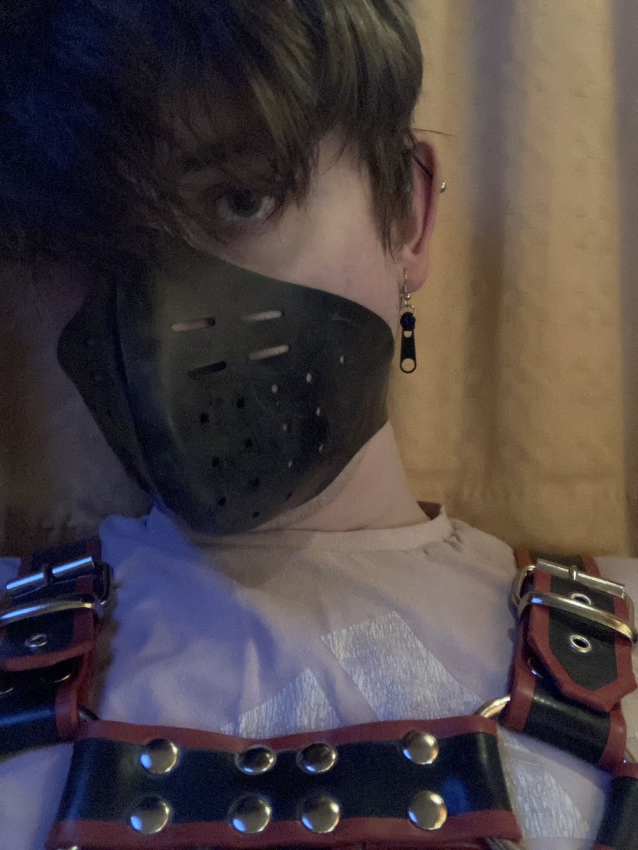 DannyBoi_36's tweet photo. Hi Twitter ☺️👋

So as the bio says I’m an Ace kinkster, I’ve got a big love for rubber/latex, as well as a lot of kinky clothing wether leather or pvc for example.

A bit inexperienced but hoping to change that 😅😆 would love to try straightjackets, sleepsacks or vacbeds 1/? https://t.co/VRV9AGJiOW