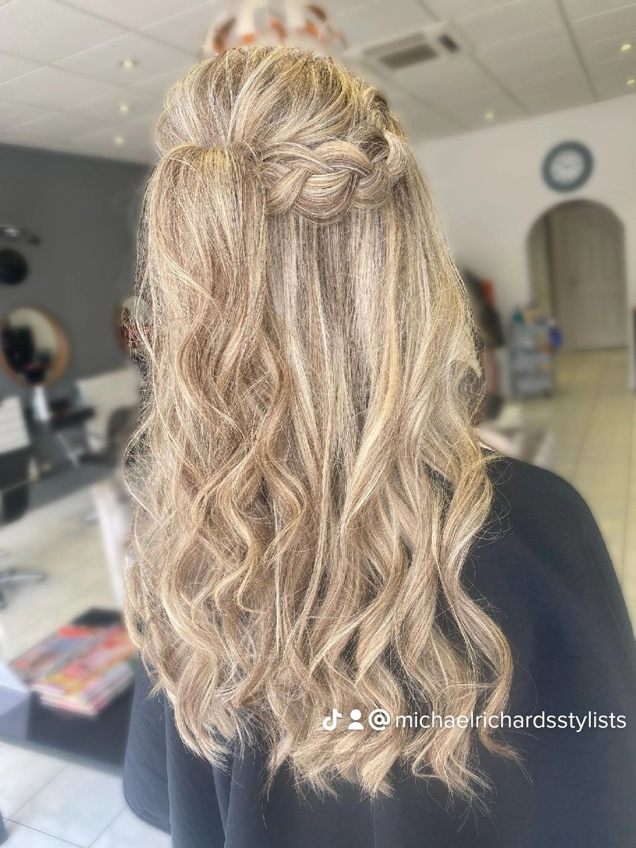 michaelrhair's tweet image. Here are a few of our beautiful prom hairstyles we have created in the last few weeks. 

All of our clients looked beautiful. 🧡

#Hairinspo #prominspo #loreal #K18 #Ipswich #MichaelRichards