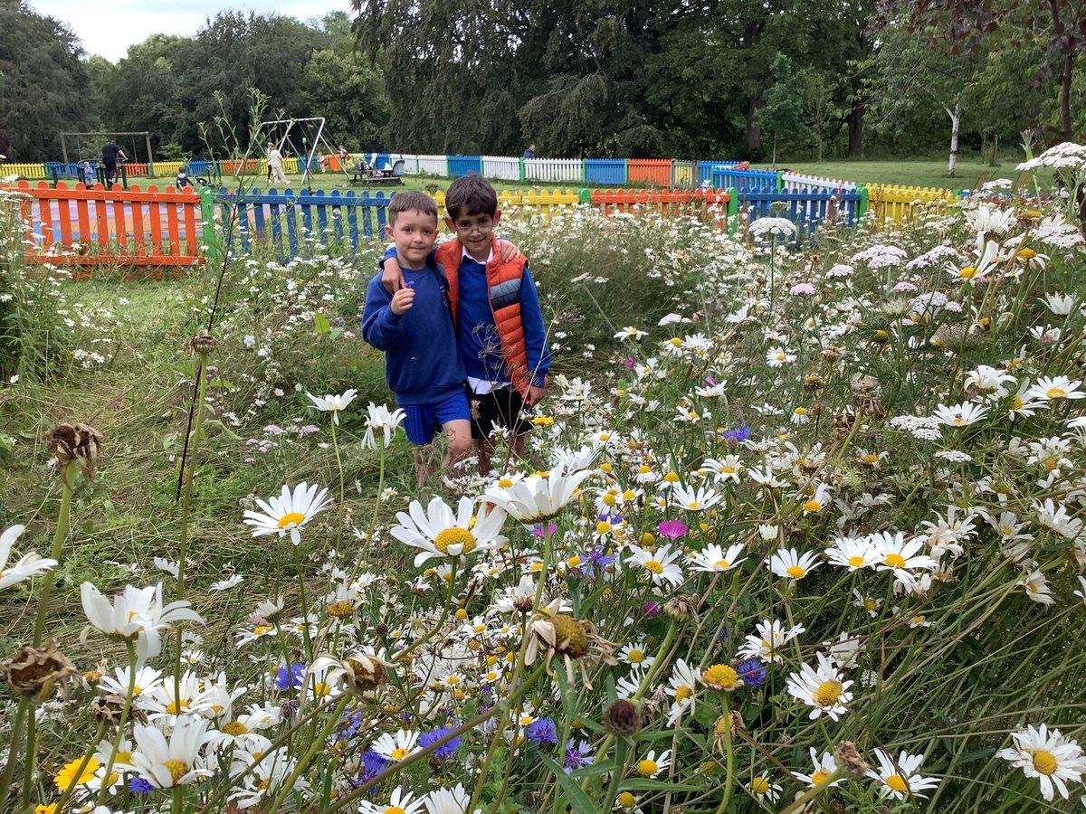 StMarysSchoolRC's tweet photo. Y2 spent a lovely morning at Backhouse Park! We learnt so much from the Park Ranger and Ornithologist. Did you know an ornithologist is a bird expert? #smrcScience #smrcY2 https://t.co/05CTNU5MUO
