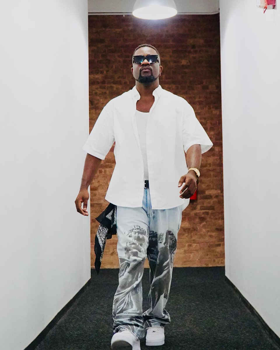 emkay_jnr's tweet photo. We been on de it's been a long time coming, waguan maafvckers? Twitter enemies ɛnnɛ moadidi? Mo nkɔtɔ koko, mo nbɛgye cream crackers. You knw I got keys to de city yɛn pɛ nkora we dealing with shatta Worldwide, list na wa wo hwehwɛ no, sɛ me din nka ho deɛ a, ebi top wack rappers https://t.co/QrDG7TEypV