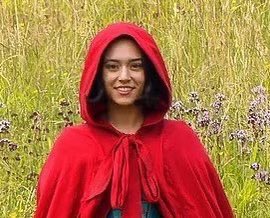 pauloap's tweet photo. Saíram as primeiras imagens do remake live action de Branca de Neve e a Disney vai dobrar a meta do prejuízo de US$ 123 BILHÕES que teve em 2022.

A princesa é parda, sendo que ela ser branca como a neve é algo essencial pra história e tá no título (inclusive a atriz, militante, já fez posts debochando de brancos e depois apagou).

Só tem um anão, o resto são homens e mulheres de tamanho normal e que não parecem com os personagens nem em altura, nem em raça, nem nas roupas, nada.

Vale lembrar que já haviam dito que tirariam os anões pra “não ferirem sentimentos” (mas aí que feriram, pois vários atores anões ficaram indignados por perderem essa oportunidade).

Esses remakes começaram com a companhia prometendo ser fiel aos clássicos, mas isso era MENTIRA; são deturpações das obras que gerações cresceram amando, visando enfiar militância onde nunca teve.

Como falei acima, no ano passado a Disney teve prejuízo de US$ 123 BILHÕES (com B mesmo) e perdeu 44% de seu valor de mercado. Agora querem dobrar a meta. E, mesmo triste, torço por isso.

Ah, e claro, quem disser que a BRANCA DE NEVE não tem porque ser BRANCA DE NEVE será chamado de intolerante.