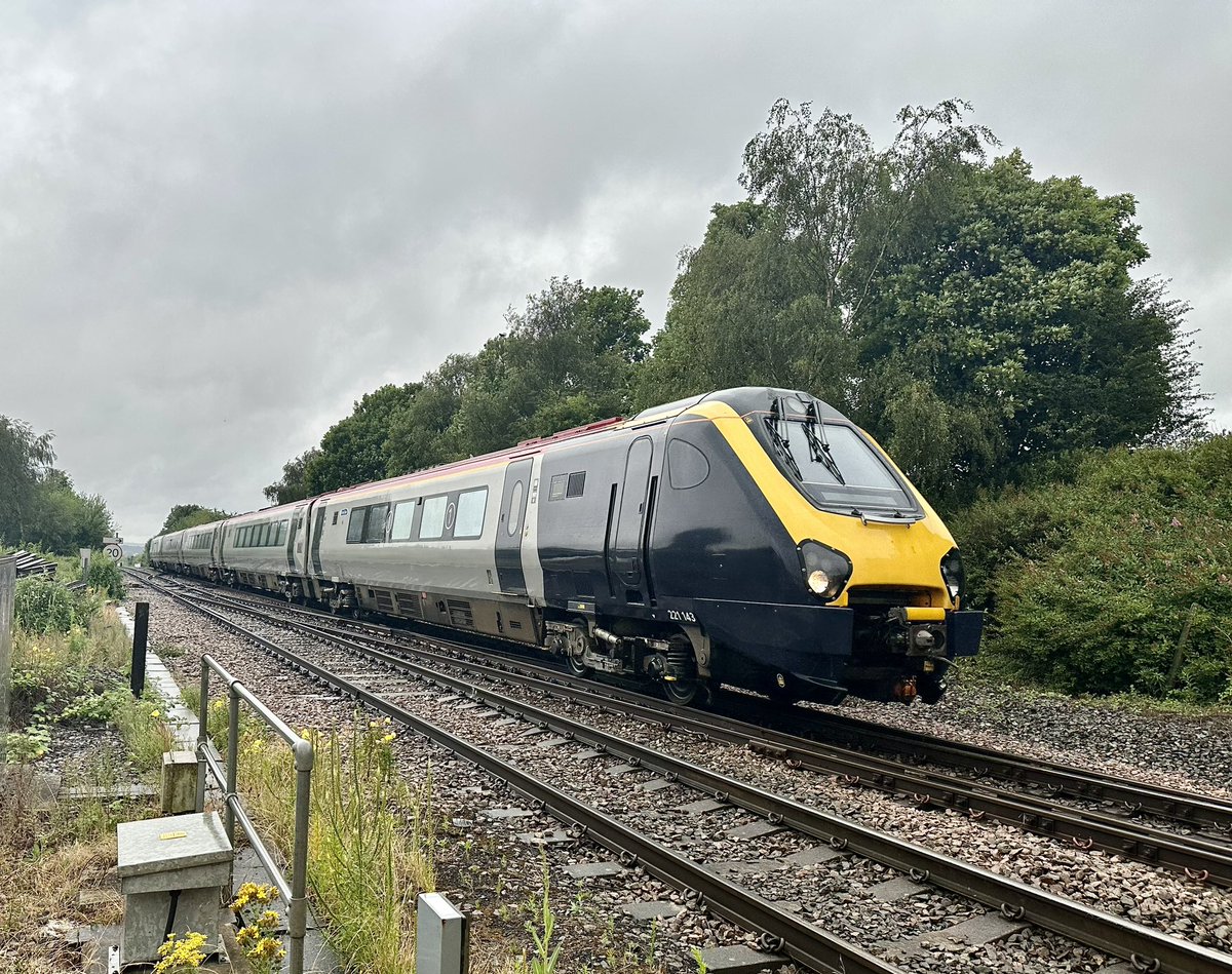 pdiddywoodcock's tweet image. Grand Centrals 221143 ambles back into Crofton TMD on 5G21 after a trip down the Monk Bretton Branch #class221