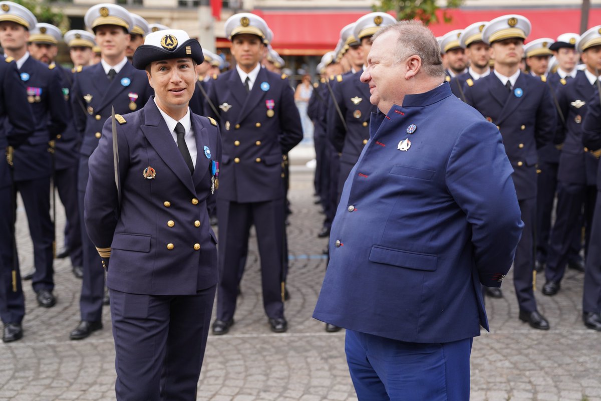DG_Armement's tweet photo. #14Juillet 🇫🇷 | Bravo. Je veux dire bravo à toutes les équipes de la @DGA qui ont représenté l'institution en défilant aux Champs-Elysées et en rayonnant aux #Invalides.

 #NotreDefense https://t.co/uUhYvLJK44
