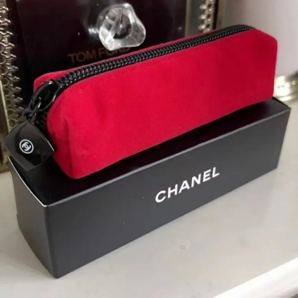 redruby40's tweet photo. So good I had to share! Check out all the items I'm loving on @Poshmarkapp from @Maria41383465 @DesignerDISCOU4 #poshmark #fashion #style #shopmycloset #mellym #chanel #express: https://t.co/AJK2l15g7B https://t.co/GOKepATi3B