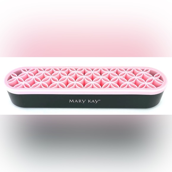 233east's tweet photo. So good I had to share! Check out all the items I'm loving on @Poshmarkapp #poshmark #fashion #style #shopmycloset #marykay #bostonproper #katespade: https://t.co/sK5lZ6Irc5 https://t.co/Ik75eo54sS