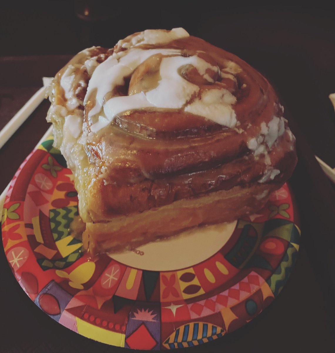MonorailTravel's tweet photo. Speaking of breakfast, anyone in Magic Kingdom right now want to buy me one of these and ship it to Maryland? 😂😂 #disneyworld #magickingdom #cinnamonrolls #gastonstavern #breakfast #jokingbutnotjoking #disney https://t.co/TxDmvEjxxI