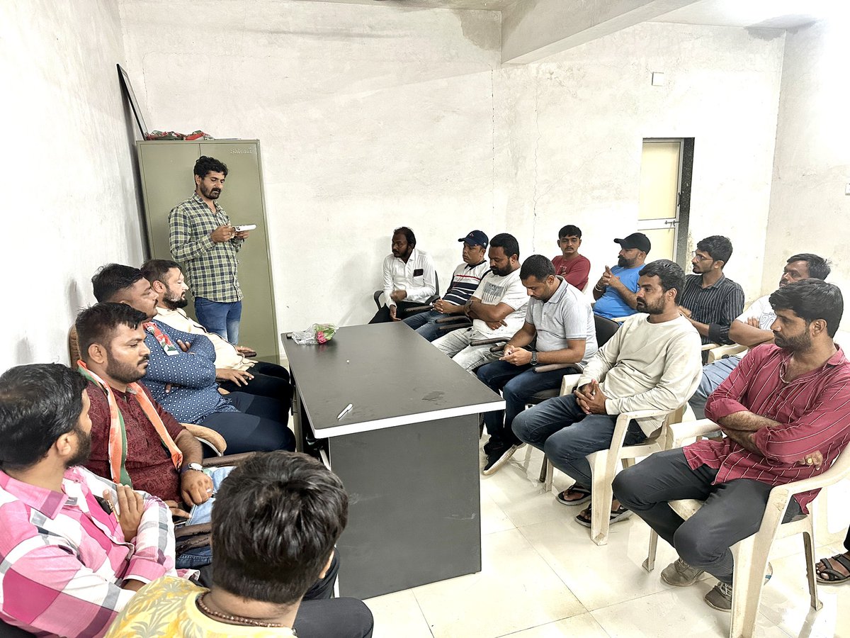 babariya_devraj's tweet photo. રાષ્ટ્રીય સ્તરે યોજાનાર
બેહતર ભારત બુનિયાદી કાર્યક્રમ અંતર્ગત અમરેલી જિલ્લા યુવક કોંગ્રેસ દ્વારા અગત્ય ની મિટિંગ યોજાઈ.
#BharatJodoYatra #INCcongress #behetarbharatkibuniyadi #IYC #YouthCongress @IYCGujarat @srinivasiyc @HarpalSinhINC https://t.co/StQbJqZ164