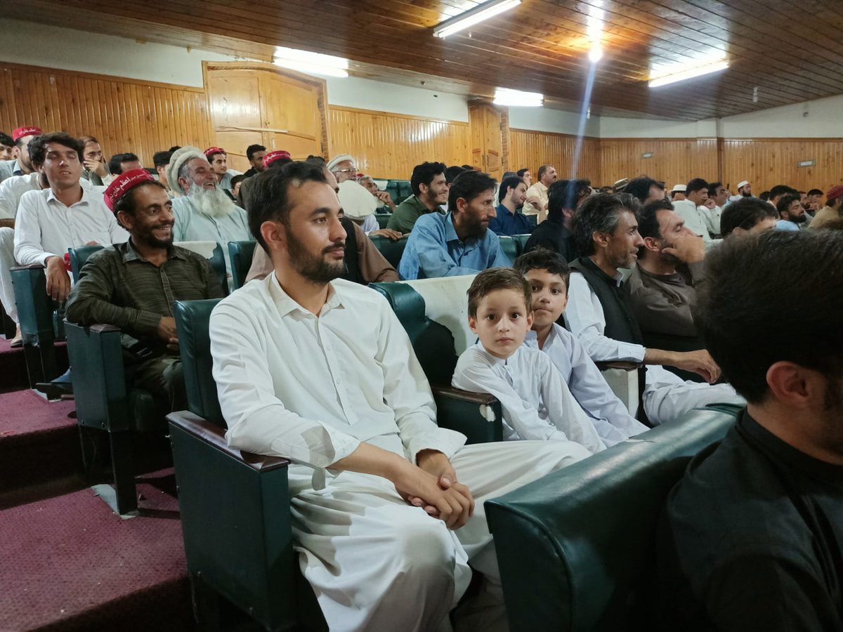 PSFMardanDiv's tweet photo. عوامی نیشنل پارٹی کے سابق صوبائی ترجمان ہارون بلور شہید کے ہمراہ یکہ توت سانحے میں شہید ہونے والے محمد شعیب شہید کی پانچویں برسی ڈسٹرکٹ اسمبلی ہال دیر بالا میں عقیدت و احترام کے ساتھ م��ائی گئی۔ تقریب سے مرکزی نائب صدر حسین شاہ خان یوسفزئی، ضلعی صدر راجہ امیر زمان اور شعیب شہید https://t.co/zfdcxhKB91