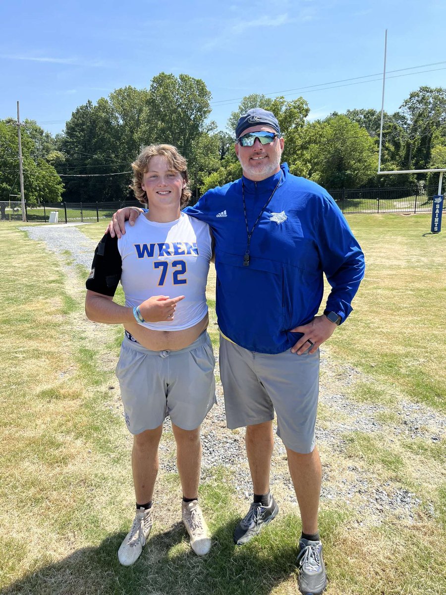 AustinBeers72's tweet photo. Had a great time at @LimestoneFB yesterday thank you @CoachBoomerOL and @Nate_Garner_75  for the teach day. @coachfurrey @MrCoachFrate @CoachPerdomo https://t.co/2A2ZN2u7qm