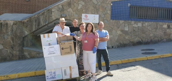 CCastrense's tweet photo. Colaboración entre las #CáritasParroquiales #Castrenses de #Ronda y de #Toledo. La primera respondió a una petición de ropa de caballero que se solicitó para la parroquia Santa Teresa de Toledo.
#CercaDeTi #ElGraneroDeJosé
👇👇👇
https://t.co/2rxnGhjHBW https://t.co/4y0uQPO8SF