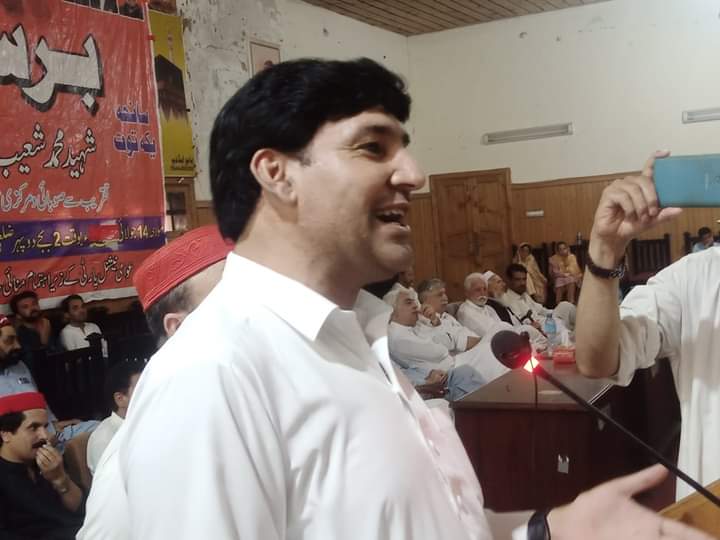 PSFMardanDiv's tweet photo. عوامی نیشنل پارٹی کے سابق صوبائی ترجمان ہارون بلور شہید کے ہمراہ یکہ توت سانحے میں شہید ہونے والے محمد شعیب شہید کی پانچویں برسی ڈسٹرکٹ اسمبلی ہال دیر بالا میں عقیدت و احترام کے ساتھ م��ائی گئی۔ تقریب سے مرکزی نائب صدر حسین شاہ خان یوسفزئی، ضلعی صدر راجہ امیر زمان اور شعیب شہید https://t.co/zfdcxhKB91