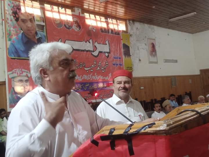 PSFMardanDiv's tweet photo. عوامی نیشنل پارٹی کے سابق صوبائی ترجمان ہارون بلور شہید کے ہمراہ یکہ توت سانحے میں شہید ہونے والے محمد شعیب شہید کی پانچویں برسی ڈسٹرکٹ اسمبلی ہال دیر بالا میں عقیدت و احترام کے ساتھ م��ائی گئی۔ تقریب سے مرکزی نائب صدر حسین شاہ خان یوسفزئی، ضلعی صدر راجہ امیر زمان اور شعیب شہید https://t.co/zfdcxhKB91