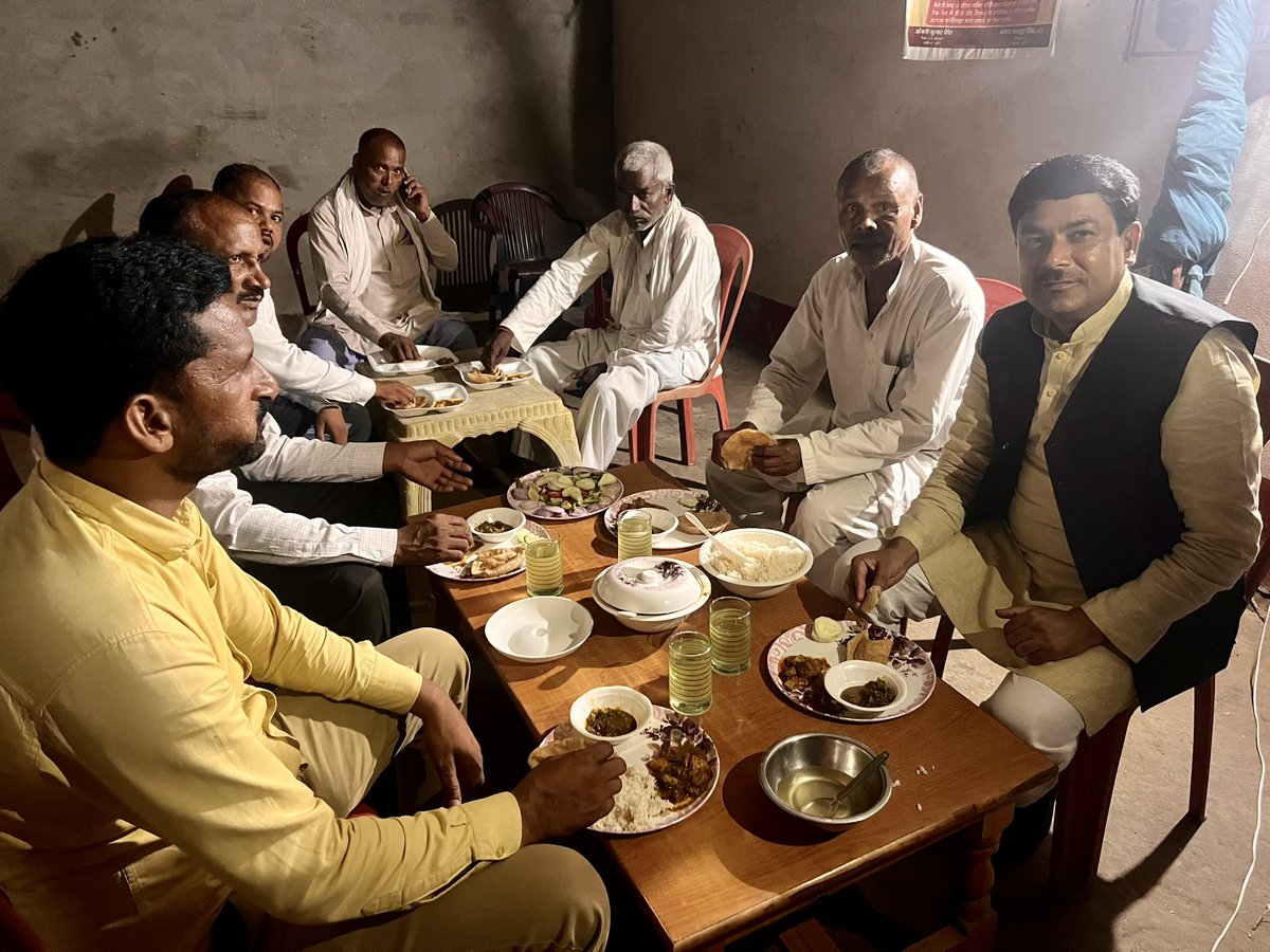 BhadauriyaAnand's tweet photo. #रात्रिचौपाल 
#रात्रिप्रवास 
श्री बैजनाथ लोधी जी के साथ https://t.co/lLVzH0mK8h