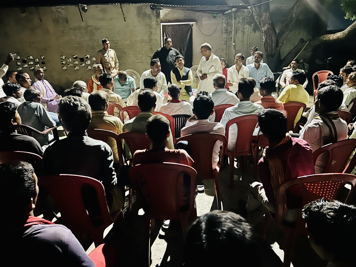 BhadauriyaAnand's tweet photo. #रात्रिचौपाल 
#रात्रिप्रवास 
श्री बैजनाथ लोधी जी के साथ https://t.co/lLVzH0mK8h