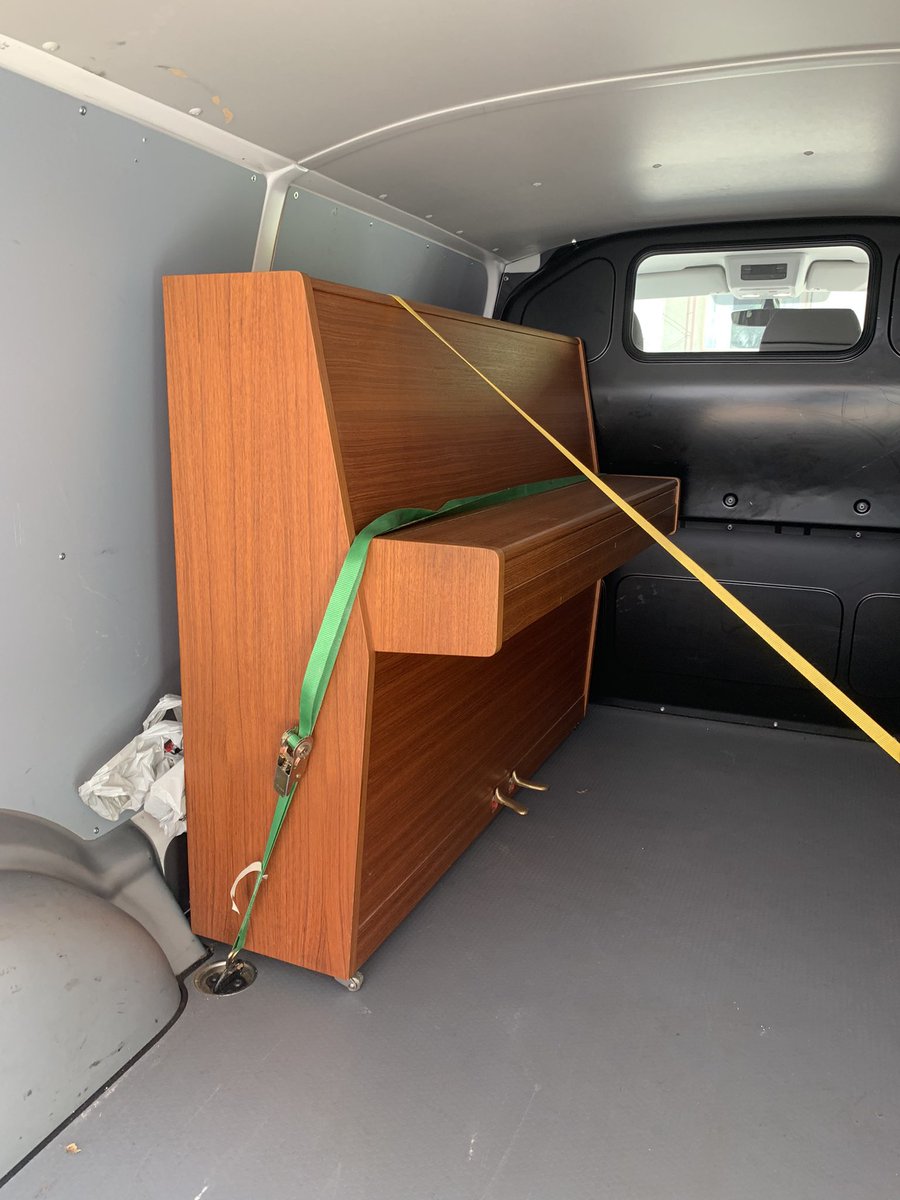 Lapsesta asti haaveammattini on ollut olla pianisti bordellissa. Nyt mulla on piano 💪🏼 #huumoria rakkaat ystävät.