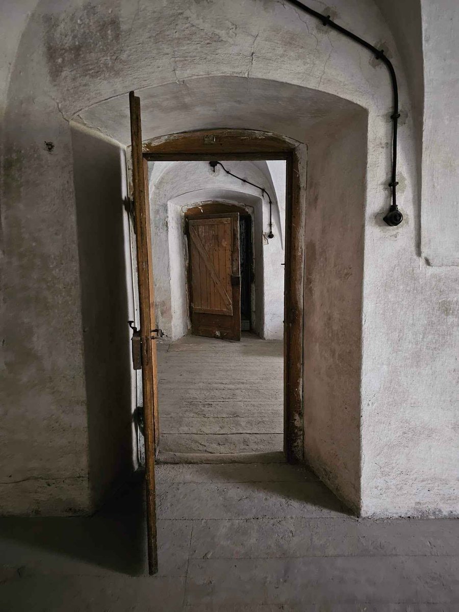 obnova's tweet photo. ❂ Interiéry Mikovíniho domu dokonale ilustrujú podstatu toho, čo nás na „pamiatkach“ baví. Jednoduché, suverénne tvaroslovie konštrukcií, majstrovská, premyslená práca s prirodzeným svetlom. Poctivé staviteľské remeslo, harmónia celkov a detailov. 
#nasaobnova #MIKOVINIHO_DOM https://t.co/SZS1KP0kVF