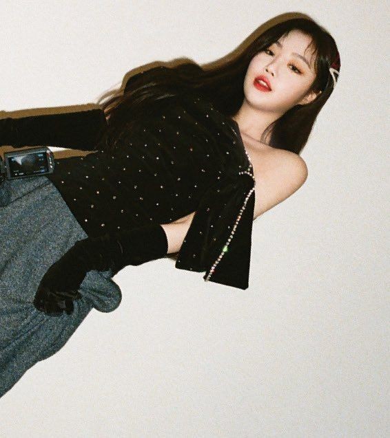 SSoojinprotect's tweet photo. Seo Soojin in a photo captured by Seo Soojin and Seo Soojin from behind for a photo captured by Seo Soojin 🙂🙂🙂🙂

Help 😆 https://t.co/fC00csxPPj