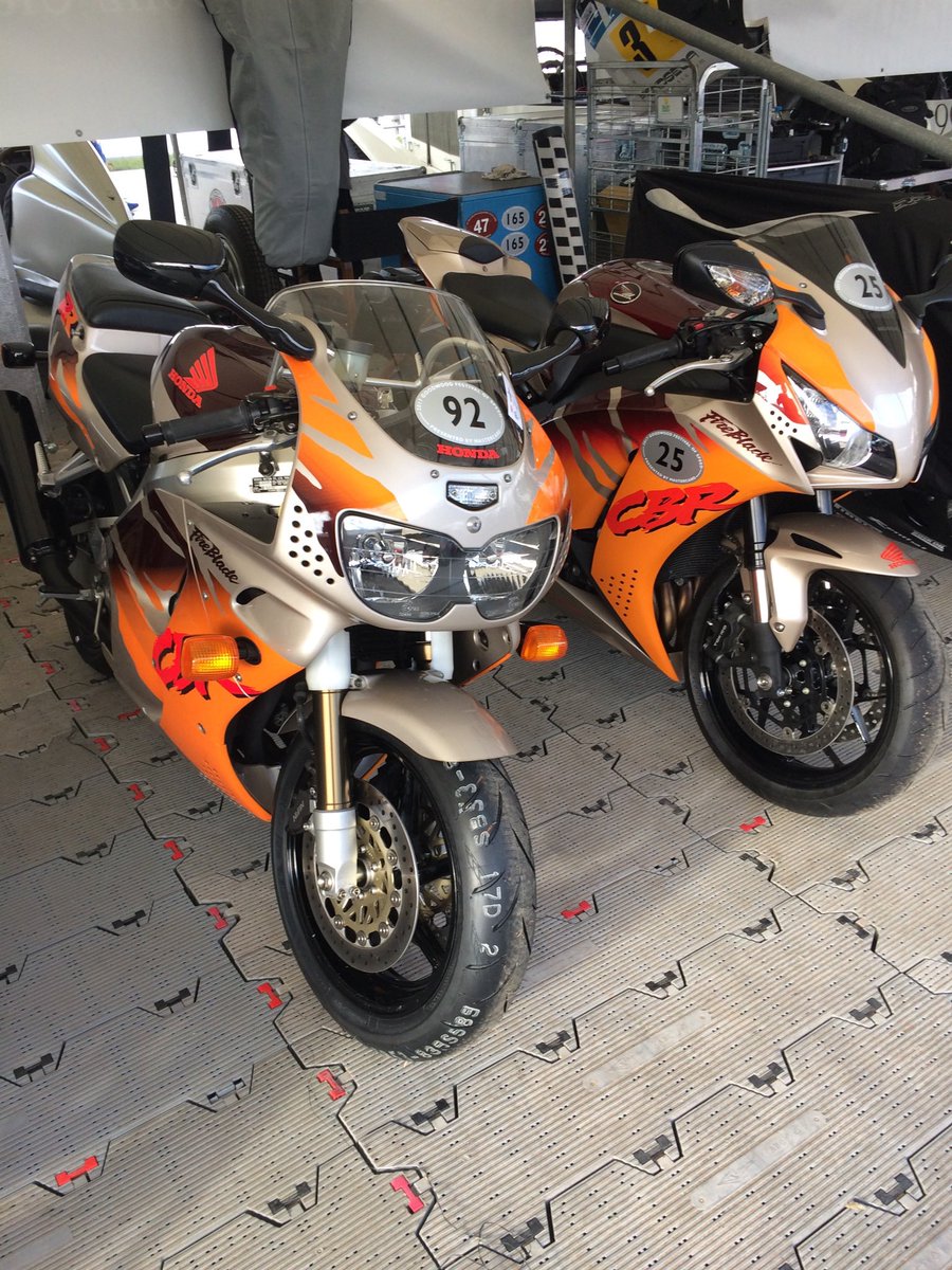 beckers1000's tweet image. Friday flashback to when I had the ultimate pleasure of displaying and riding my Urban Tiger Fireblade at @fosgoodwood 😊 🐯 #gfos #festivalofspeed #goodwoodfestivalofspeed #urbantiger #FireBlade @DstoreManc