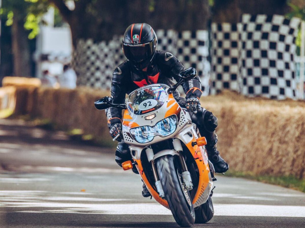 beckers1000's tweet image. Friday flashback to when I had the ultimate pleasure of displaying and riding my Urban Tiger Fireblade at @fosgoodwood 😊 🐯 #gfos #festivalofspeed #goodwoodfestivalofspeed #urbantiger #FireBlade @DstoreManc