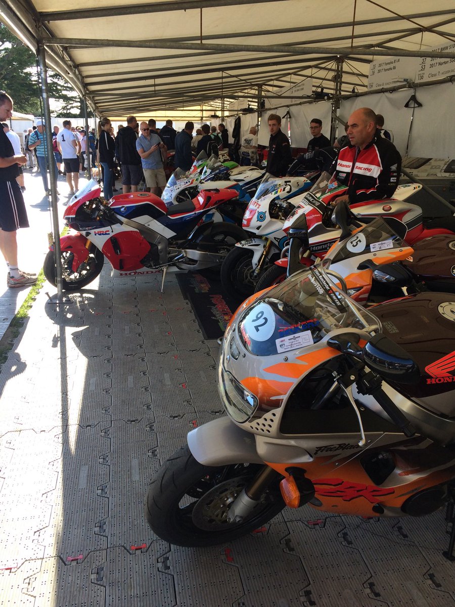 beckers1000's tweet image. Friday flashback to when I had the ultimate pleasure of displaying and riding my Urban Tiger Fireblade at @fosgoodwood 😊 🐯 #gfos #festivalofspeed #goodwoodfestivalofspeed #urbantiger #FireBlade @DstoreManc