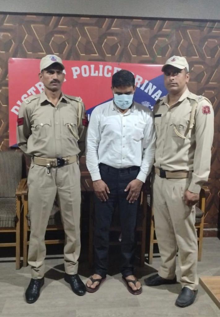 RisingKashmir's tweet photo. A fraudster Syed Abas shah S/o Syed Yousuf Shah R/o wahabpora #Budgam running educational consultancy ‘Dr Minds’ at #Parraypora arrested for cheating/forgery with #students promising MBBS admission in Iran in lieu of payment. FIR no. 65/2023 u/sections 468,420 of IPC in sadder PS: #Srinagar Police
@SrinagarPolice @KashmirPolice
@JmuKmrPolice
