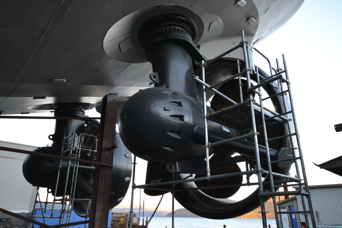 Aujourd’hui, on vous dévoile le secret de l’agilité de nos navires👉 le Z-Drive!

Le Z-Drive, ou propulseur azimutal, permet aux hélices sous la coque de pivoter à 360°, offrant une grande maniabilité à nos remorqueurs 🚢➰

Alors, #LeSaviezVous?