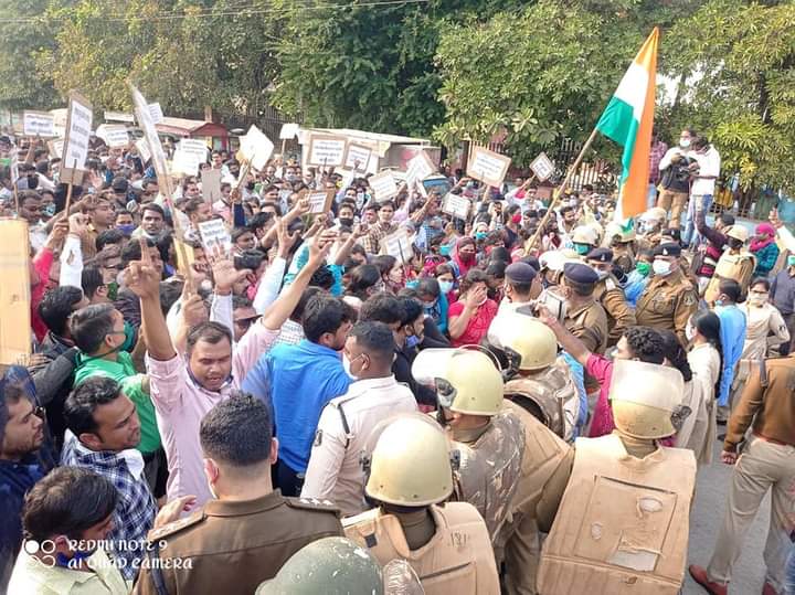 चिंगारी को हवा देने की आदत नहीं है हमारी, हक की बात पर आग लगाने का दम रखते हैं।
#Chhattisgarh के #संविदा #दैनिक_वेतन_भोगी #अनियमित_कर्मचारियों का लंबित #नियमितीकरण 
एक आवाज़ 
#शोषण_के_विरुद्ध_एक_युद्ध 
#अनियमित_से_आज़ादी