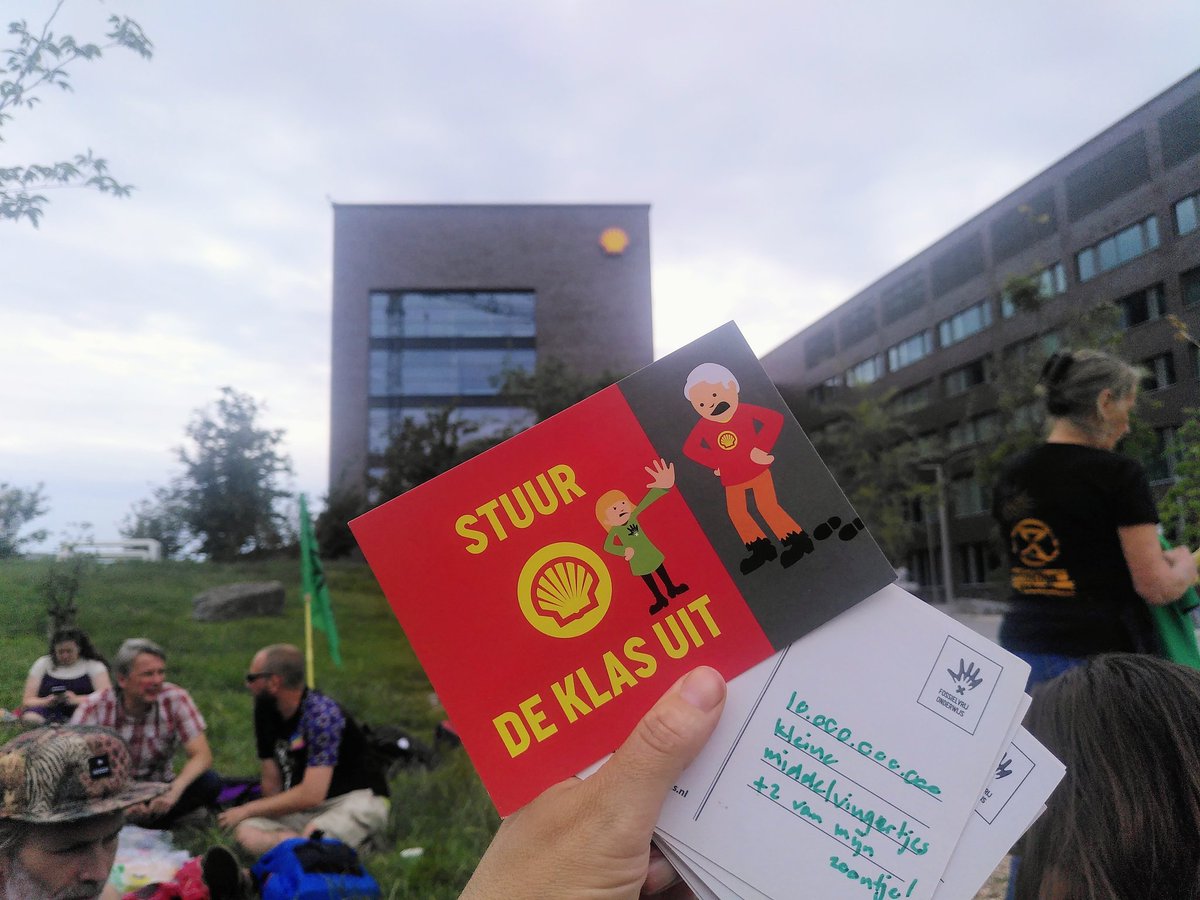 "Heeeel veel kleine middelvingertjes van mijn zoontje", wenst een van de borrelaars van het ShellMustfestiFall Shell toe. Ze gaan zo op de post!

Stop alle kinderchallenges op basisscholen, verbied fossiele reclame!